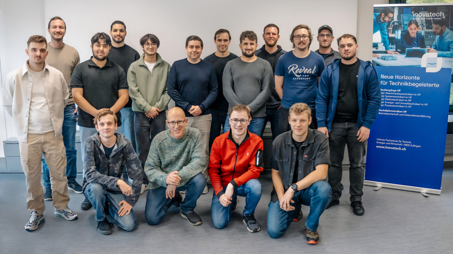 Inovatech. Gruppenbild der Studienanfänger 2025 Inovatech. Studierende der Studiengänge Systemtechnik, Maschinenbautechnik, Prozesstechnik