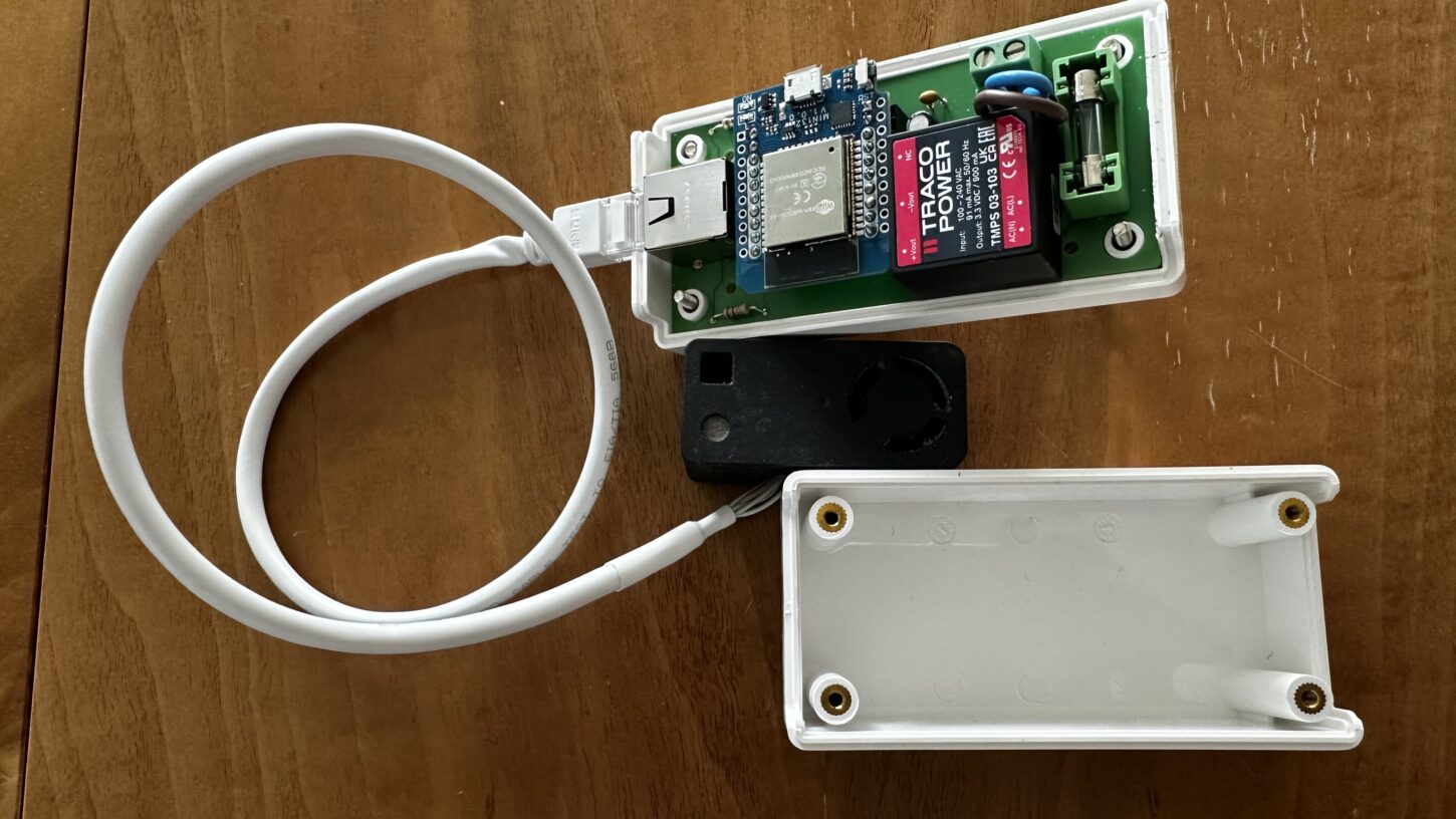 Abbildung 3: fertig bestückte Platine im geöffneten Bopla-Gehäuse mit angeschlossenem SEN66 über ein RJ45-Kabel