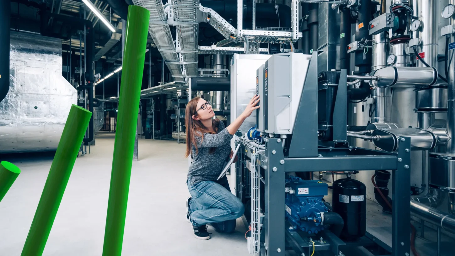 Fachperson arbeitet an einer technischen Anlage im Bereich Gebäudeautomation